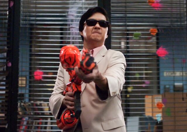 File:Señor Chang shoots.jpg