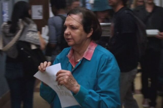 File:S01E21-Lunch Lady hanging flyer.jpg