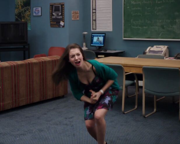 File:2x1 Annie hurts hand.jpg