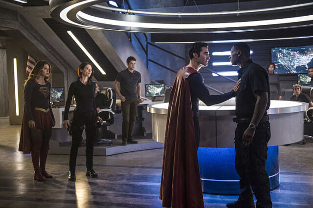 Ficheiro:Supergirl-Season-2-Superman-DEO.jpg
