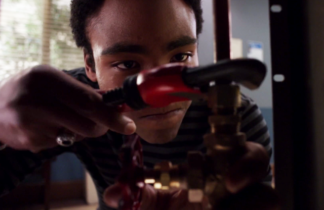 Arquivo:EAASL Troy discovers his plumbing skills.png