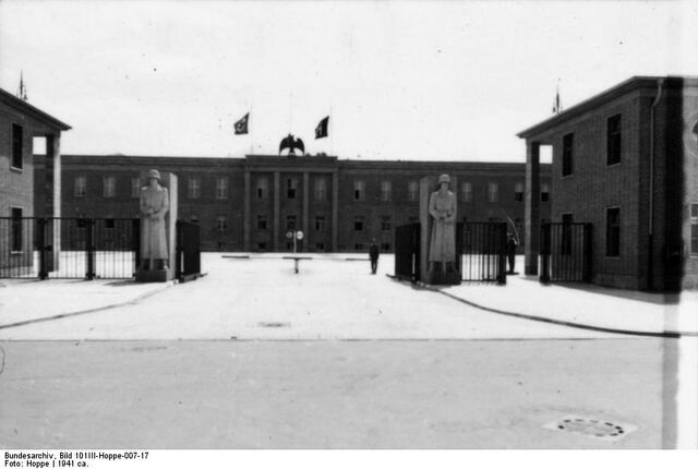 File:Berlin Kaserne.jpg