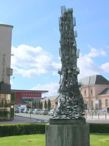 Fichier:Les Gourmandes - Oeuvre de Arman 1992 Roanne.jpg