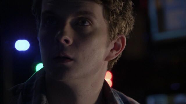 File:1x02 alec hacking.jpg