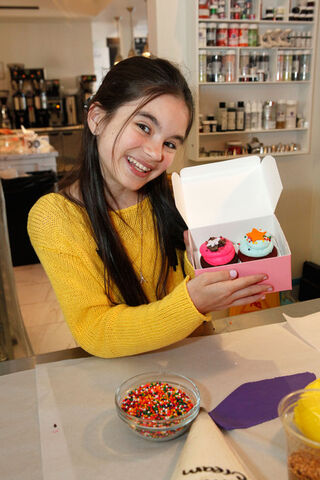 File:Landry+Bender+Stella+Dot+VIP+Trunk+Show+B+pIL5uHFYA3bl.jpg