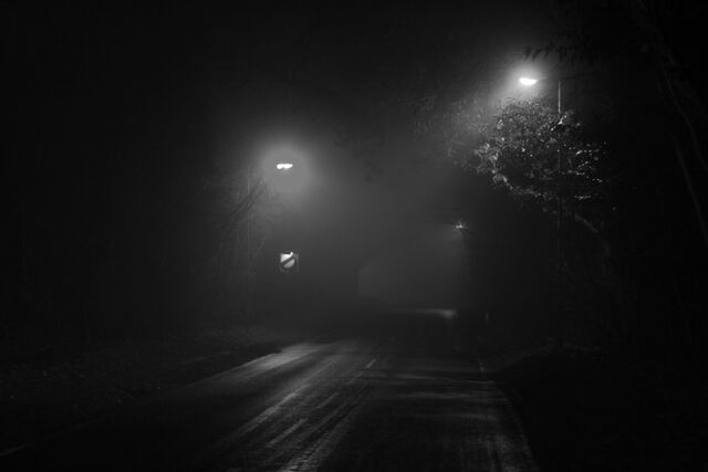 Datei:B W Foggy Night Road 2 by Lukasx.jpg