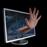 Mano-que-sale-de-un-monitor-del-ordenador-15350687