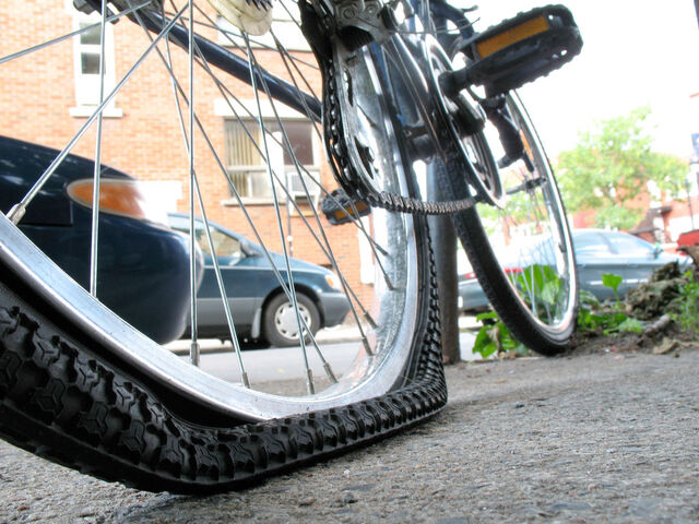 File:Fix-flat-tire.jpg