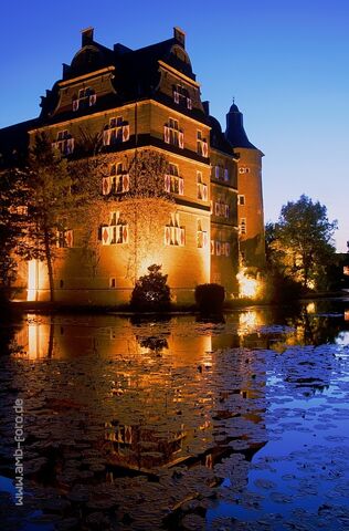 Datei:Schloss-bedburg-erft-014c3adf-fc80-43cc-bb2e-57f6bd965098.jpg