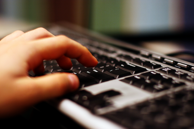 Datei:Hand-on-computer-keyboard-png.png
