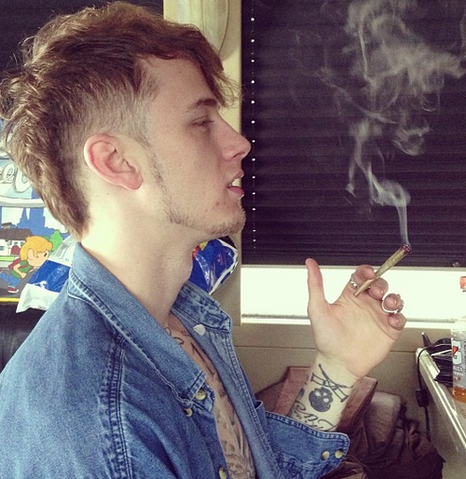 File:Machine Gun Kelly MGK.png