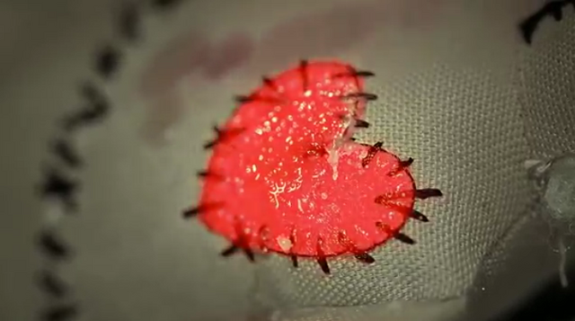 File:Glowing heart.png