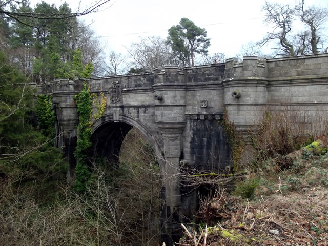 Arquivo:Overtoun-bridge-b4.jpg