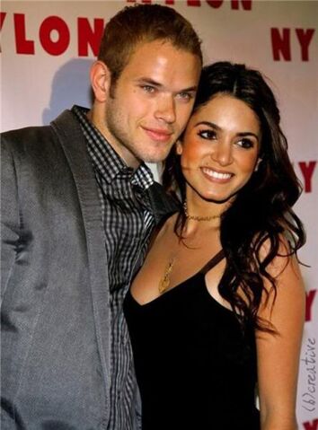 Archivo:Emmett & Rosalie negativo.jpg