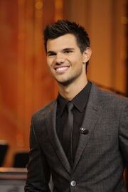 Taylor Lautner traje gris.jpg