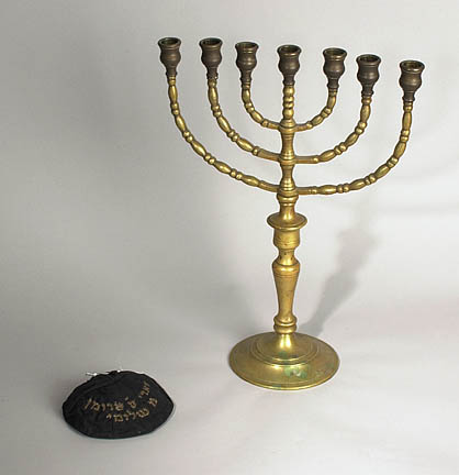 Arquivo:YarmulkeAndMenorah.jpg