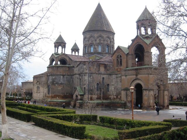 Arquivo:Echmiatsin cathedral 2.jpg