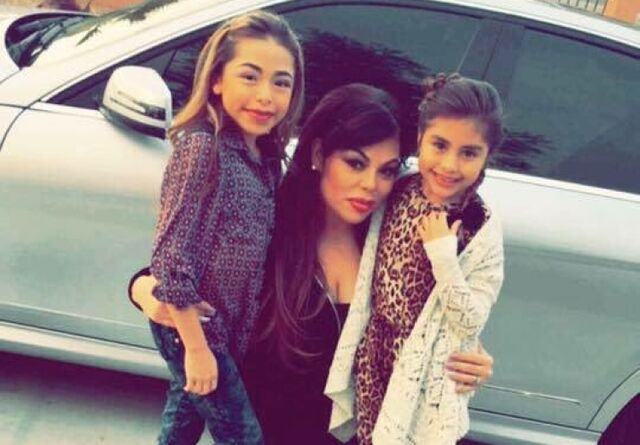 File:Sari w daughters.jpg