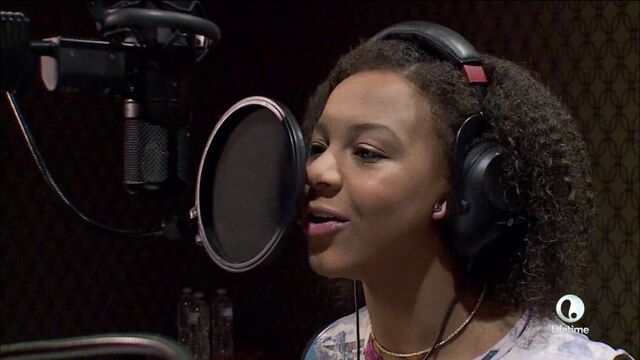 File:Nia singing Season 5 preview.jpg