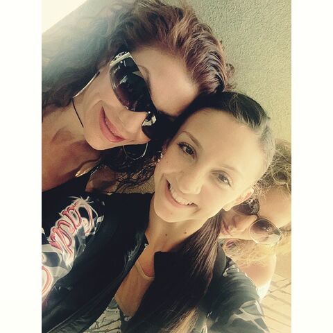 File:Renee and Tessa Wilkinson 2015-05-30.jpg