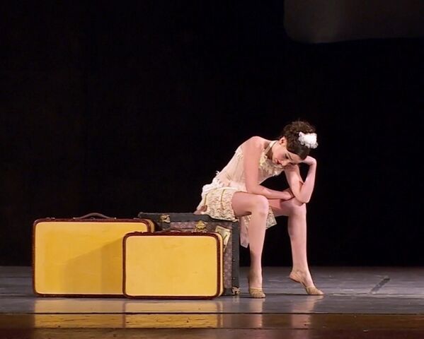 File:Kendall - Le Train - via dancemomsgallery.sosugary.org.jpg