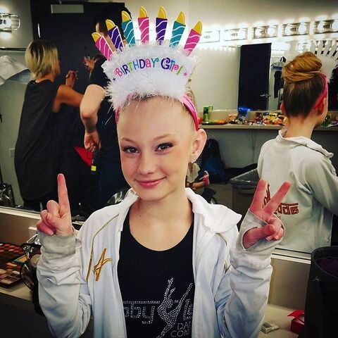 File:720 Maesi birthday hat.jpg