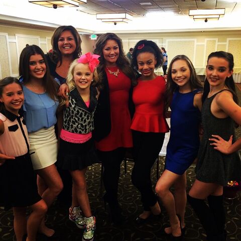 File:Cast with guest Dallas Lovato 23Jan201.jpg