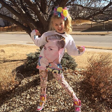 File:JoJo in Miley shirt - around March 2014 .jpg