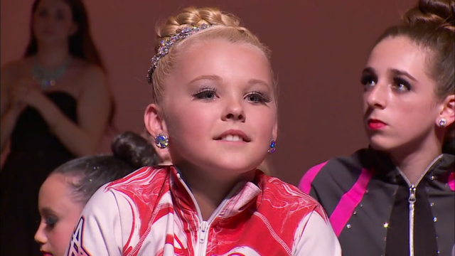 File:524 JoJo at awards.png
