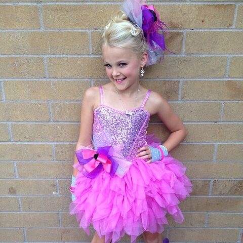 File:JoJo in party dress for AUDC premiere 2013-09-03.jpg