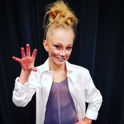 File:716 Maesi group costume.jpg