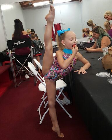 File:707 Lilliana stretching.jpg