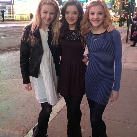 File:Brooke hyland nyc with chloe and paige UEQ52dpA.sized.jpg