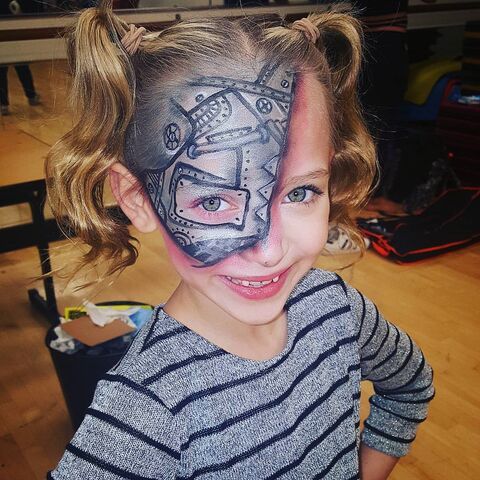 File:717 Lilliana group makeup.jpg