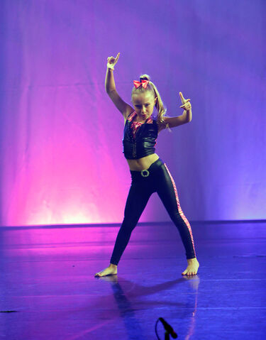 File:Alexus Sassy HollywoodVibe.jpg