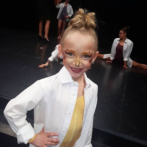 File:716 Lilliana group costume.jpg