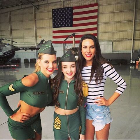 File:Ryleigh with sisters Kendall and Charlotte - Wear Em Out music video shoot - 2015-02-01.jpg