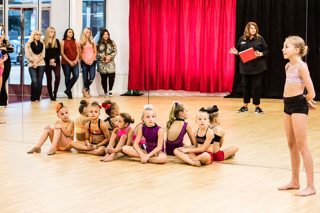 File:6 minis moms Abby Brynn.jpg