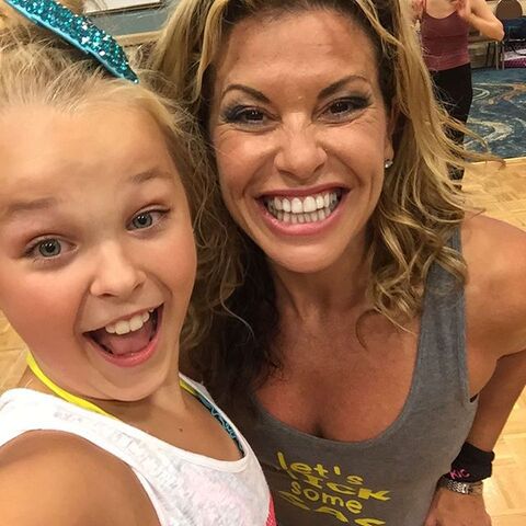 File:JoJo class with Rachelle Rak - 2015-07-22.jpg