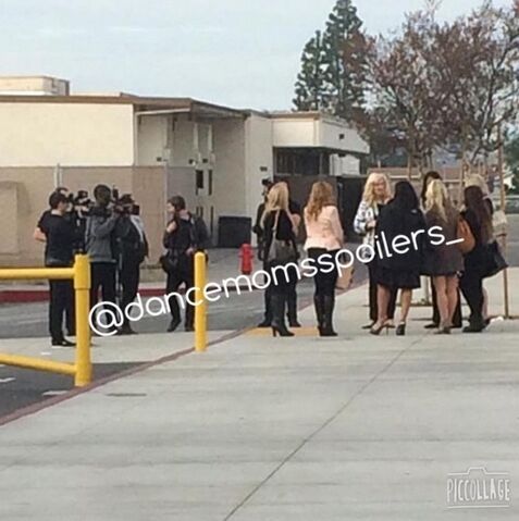 File:611 Moms outside.jpg