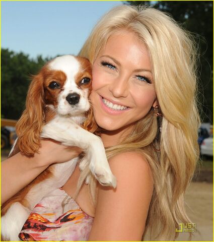 File:Julianne-hough-happy-birthday-03.jpg