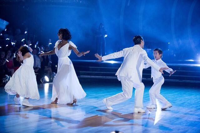 File:Normani and Val S24 Week 10 Finale Night 1 Freestyle 4.jpg