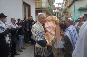 La Torah a San Nicandro 02.jpg