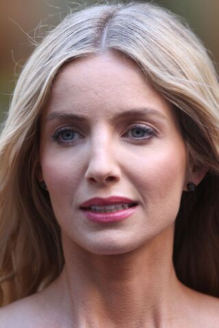 Archivo:Annabelle Wallis.jpg