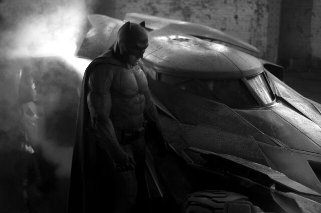 Arquivo:Affleck-as-batman-and-new-batmobile.jpg