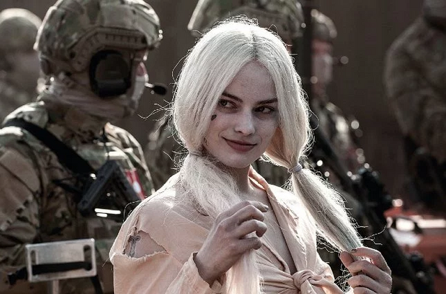 ファイル:Harley Quinn with military men.png