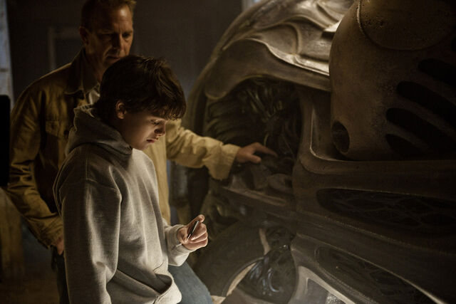 File:Jonathan shows Clark his ship.jpg