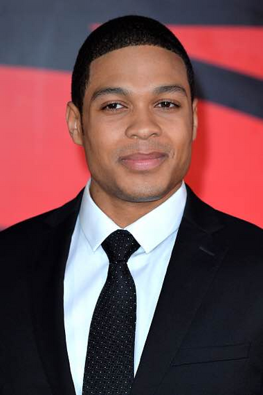 Archivo:Ray Fisher.png