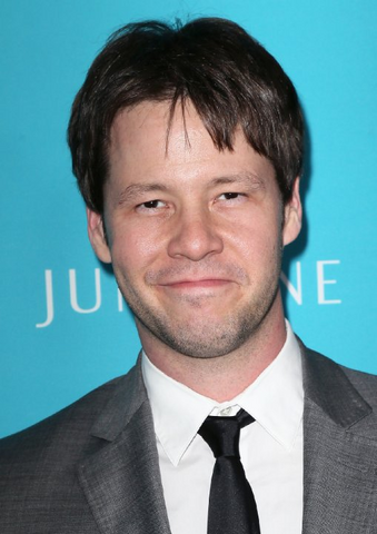 Archivo:Ike Barinholtz.png