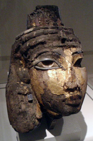 Bestand:395px-QueenTiyFuneraryMask-AltesMuseum-Berlin.png